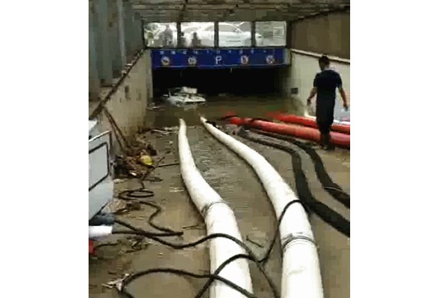 二環(huán)支路沙口路，山東消防兩臺，我們?nèi)_潛水泵同時運行，一切正常了