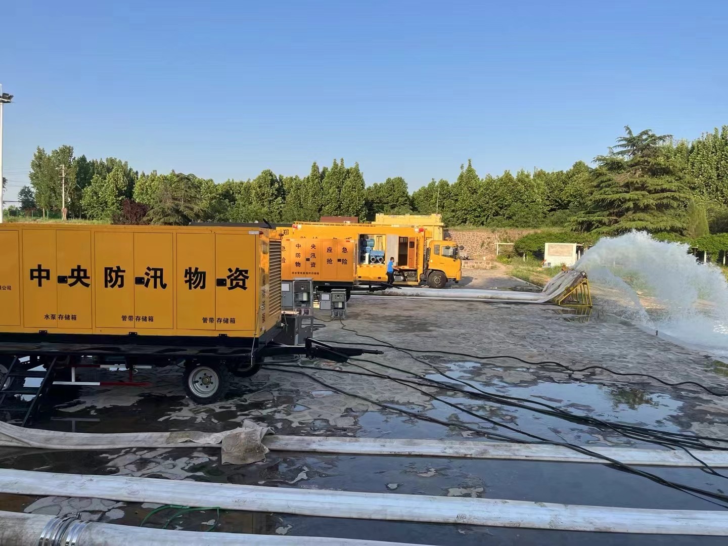 洞庭湖搶險(xiǎn)現(xiàn)場(chǎng)，排勞設(shè)備晝夜不停